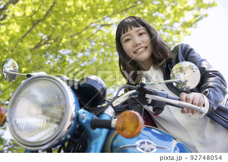 バイク女子イメージ　若い女性 92748054