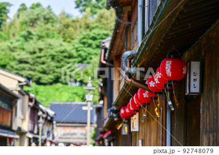 提灯が下がるひがし茶屋街 92748079