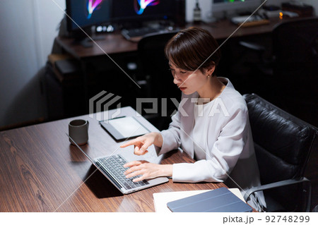 遅くまで仕事をする女性 遅くまで仕事をする女性 92748299