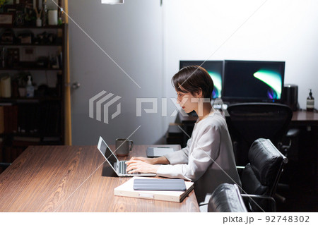 遅くまで仕事をする女性 92748302