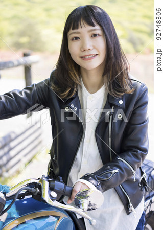 バイク女子イメージ 若い女性 バイク女子イメージ 若い女性 92748306