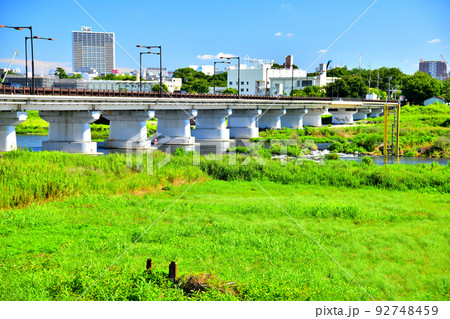 日野橋/多摩川 下流/日野市側より柴崎体育館駅、立川駅方面を望む(東京都日野市)【2022.7】 日野橋/多摩川 下流/日野市側より柴崎体育館駅、立川駅方面を望む(東京都日野市)【2022.7】 92748459