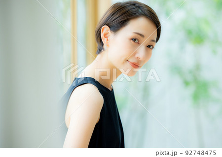 黒いワンピースの女性 黒いワンピースの女性 92748475