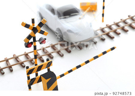 踏切を無視して線路に入る自動車 92748573