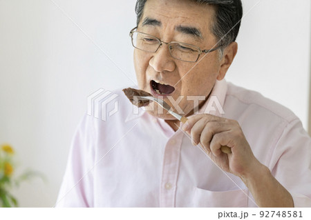 ステーキを食べる70代の男性 92748581