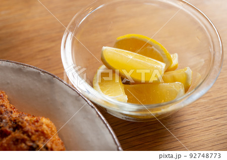 揚げ物に添えたレモン 92748773