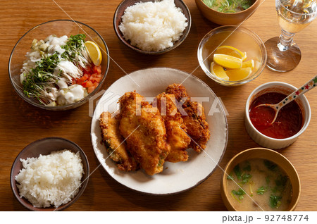 大葉チーズチキンカツの食卓 92748774
