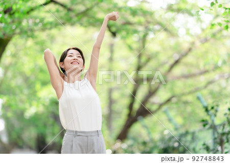 女性　ストレッチ　深呼吸　運動　新緑 92748843