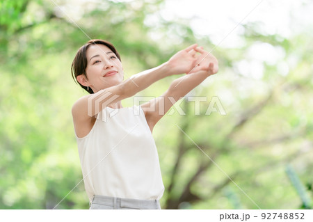 女性　ストレッチ　深呼吸　運動　新緑 92748852