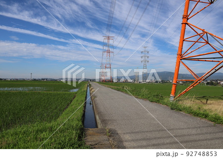 送電線と鉄塔がある田園地帯の風景 92748853
