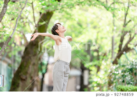 女性　ストレッチ　深呼吸　運動　新緑 92748859