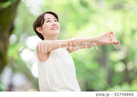 女性　ストレッチ　深呼吸　運動　新緑 92748866