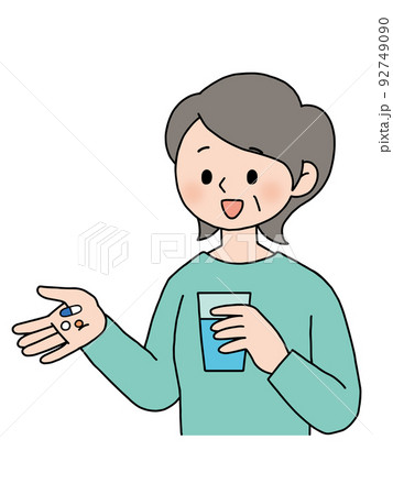 薬を飲む高齢の女性 92749090