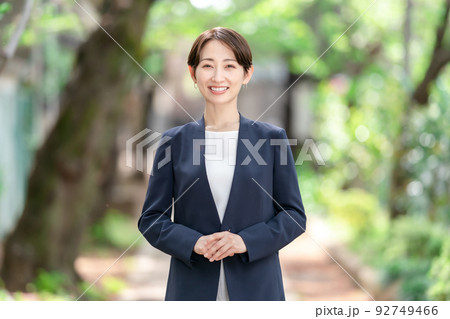 ビジネス　女性　新緑 92749466