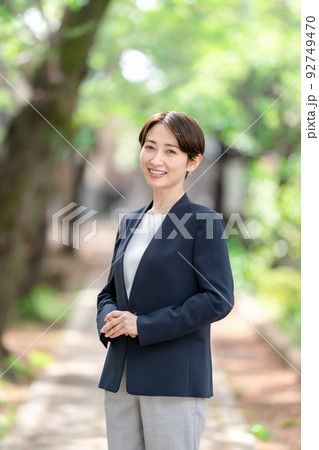 ビジネス 女性 新緑 ビジネス 女性 新緑 92749470