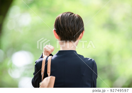 ビジネス　女性　新緑 92749597
