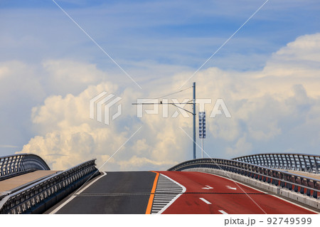 橋と背景に見える白い積乱雲 92749599