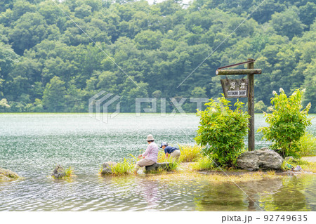 潟沼 祖母と孫 水遊び 潟沼 祖母と孫 水遊び 92749635