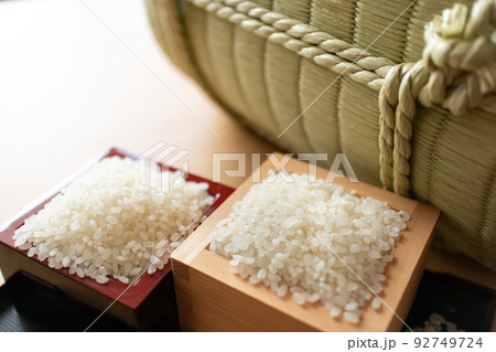 新米と米俵 92749724