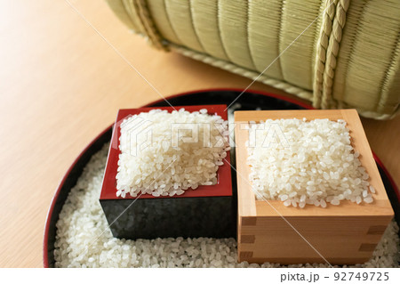 新米と米俵 92749725