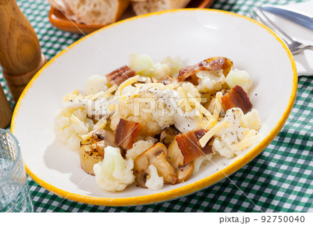 Baked potatoes with cauliflower, bacon, cheese sauce Baked potatoes with cauliflower, bacon, cheese sauce 92750040
