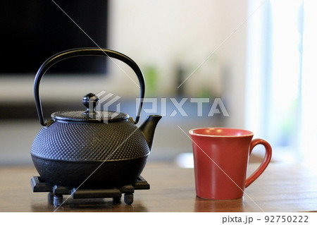 鉄瓶と赤いカップ　日常に鉄瓶を使う様子 92750222