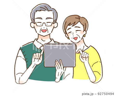 タブレットをみて笑っているシニアの男性と女性 92750494