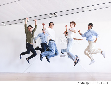 若い男女　ジャンプ 92751561