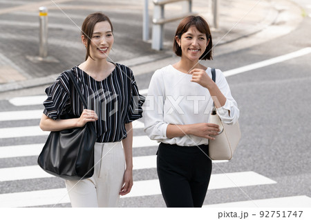 ビジネスウーマン・オフィス街を歩く女性2人 92751747