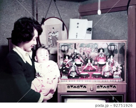 昭和50年代 雛人形の前で母親に抱っこされる赤ちゃん 昭和50年代 雛人形の前で母親に抱っこされる赤ちゃん 92751926