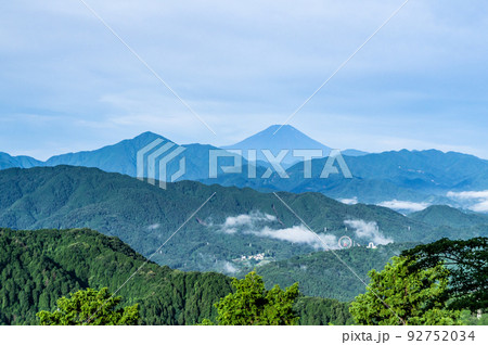 東京都八王子市の高尾山登山 92752034