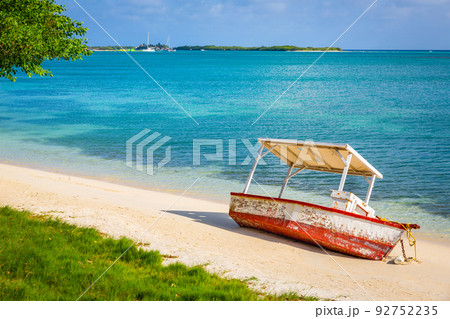 Idyllic beach with rustic wooden fishermen boat in Aruba, Dutch Antilles 92752235