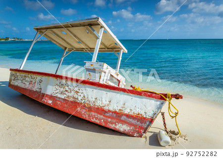 Idyllic beach with rustic wooden fishermen boat in Aruba, Dutch Antilles 92752282