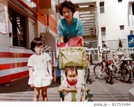 昭和50年代　近所に買い物に出かける母親と姉妹 92752494