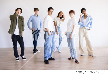 若い男女　ポートレート 92752602