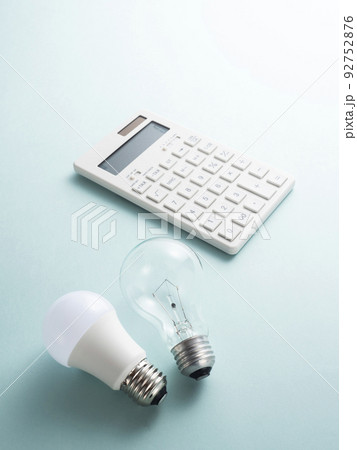 白熱電球とLED電球と電卓 92752876