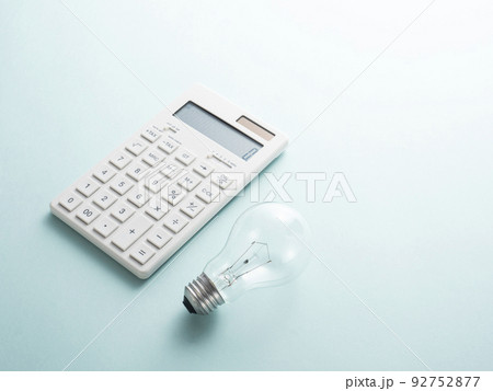 白熱電球と電卓 92752877