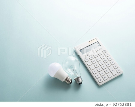 白熱電球とLED電球と電卓 92752881