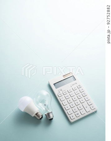 白熱電球とLED電球と電卓 92752882