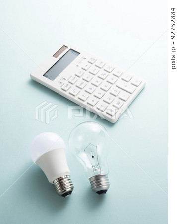 白熱電球とLED電球と電卓 92752884