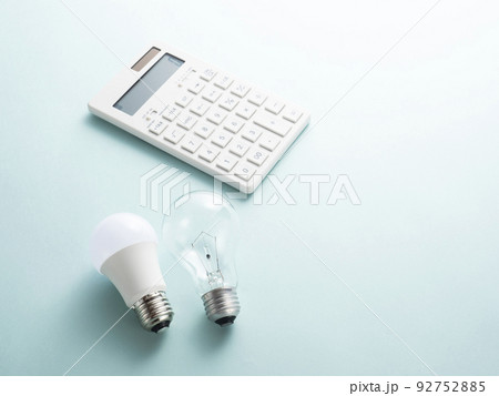白熱電球とLED電球と電卓 白熱電球とLED電球と電卓 92752885