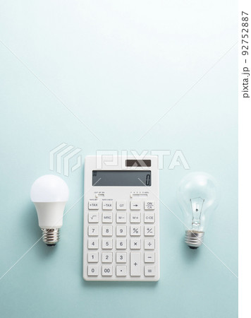 白熱電球とLED電球と電卓 92752887