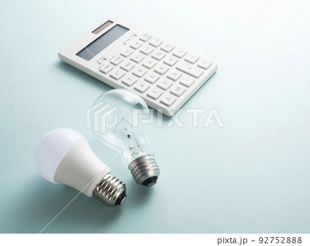 白熱電球とLED電球と電卓 92752888