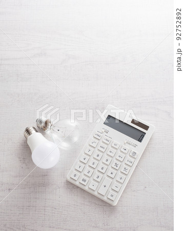 白熱電球とLED電球と電卓 92752892