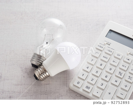 白熱電球とLED電球と電卓 白熱電球とLED電球と電卓 92752893