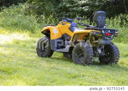 夏のスキー場にある黄色いバギー 92753145