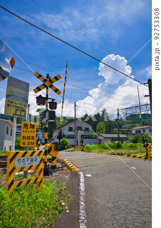 踏切のある夏景色　雄大な夏雲と竹の下踏切 92753308