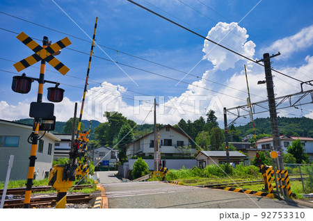 踏切のある夏景色　雄大な夏雲と竹の下踏切 92753310