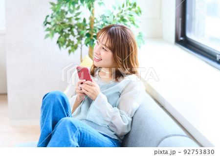 私服の若い女性 リビング スマホ 私服の若い女性 リビング スマホ 92753830