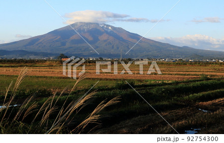 津軽平野古里の山岩木山 津軽平野古里の山岩木山 92754300